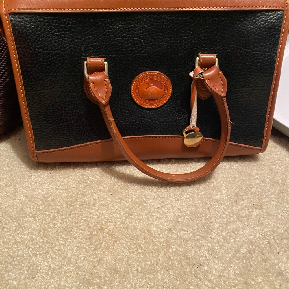 D&B Elegant Black and Tan Leather Handbag - Picture 2 of 15